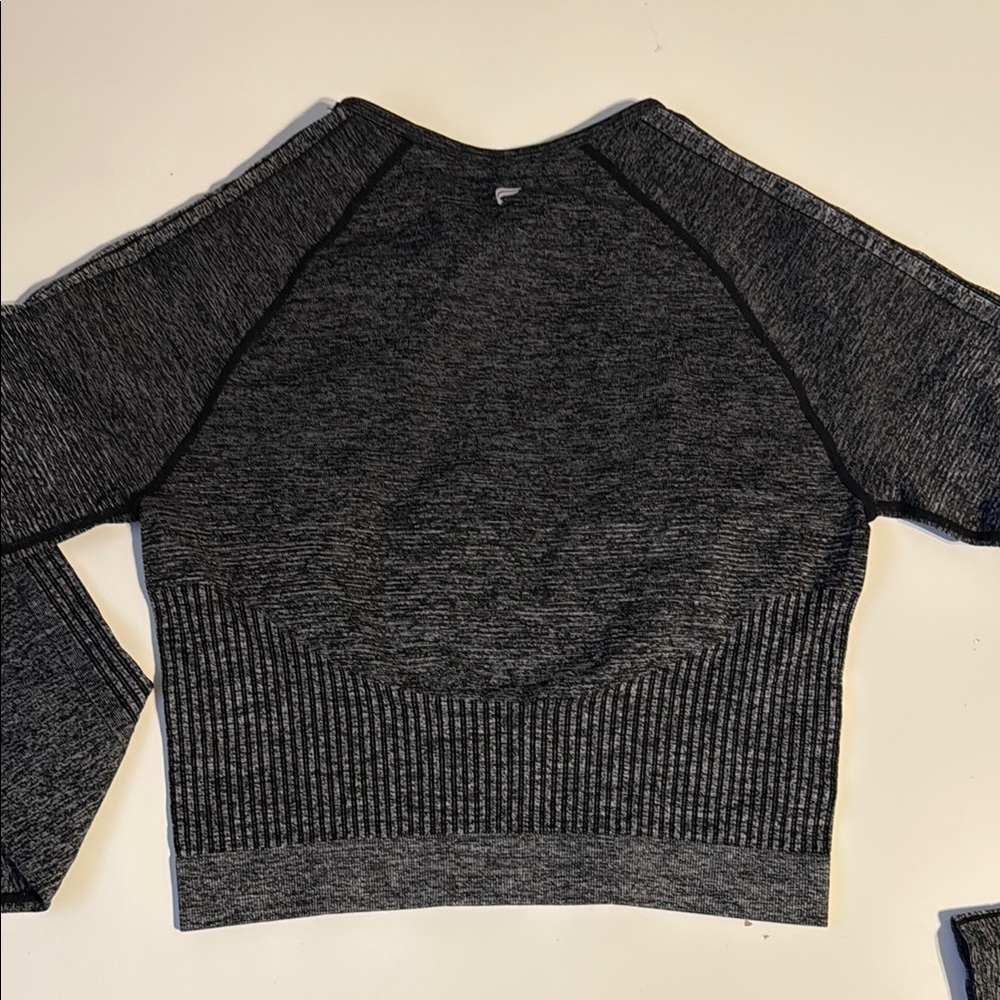 Fabletics Gray Ribbed Raglan Crop Top excercise - Picture 5 of 8